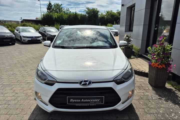 Hvid Hyundai i20 Coupé fra 2017 set udefra