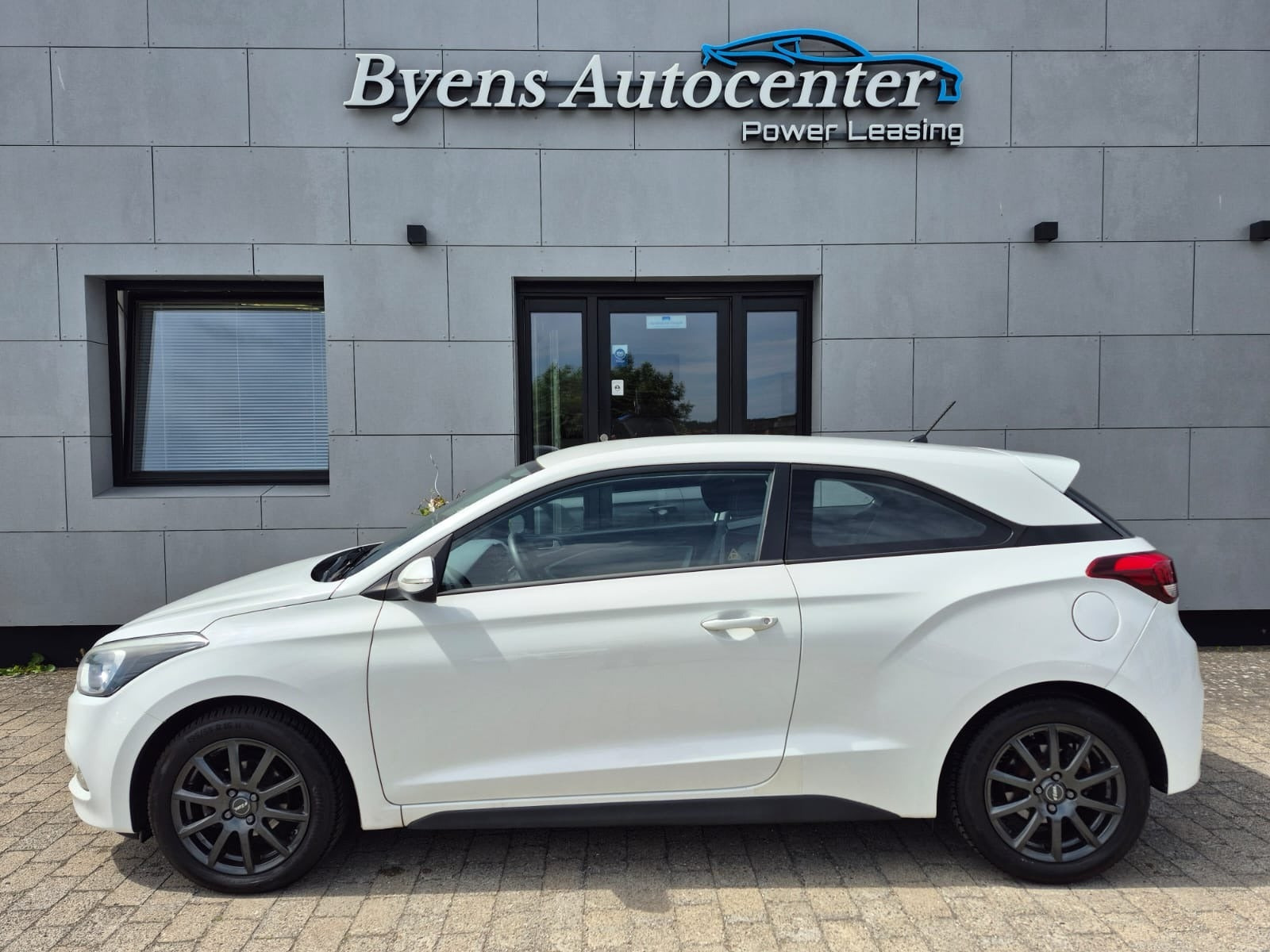 Hvid Hyundai i20 Coupé fra 2017 set udefra