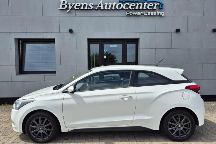 Hvid Hyundai i20 Coupé fra 2017 set udefra