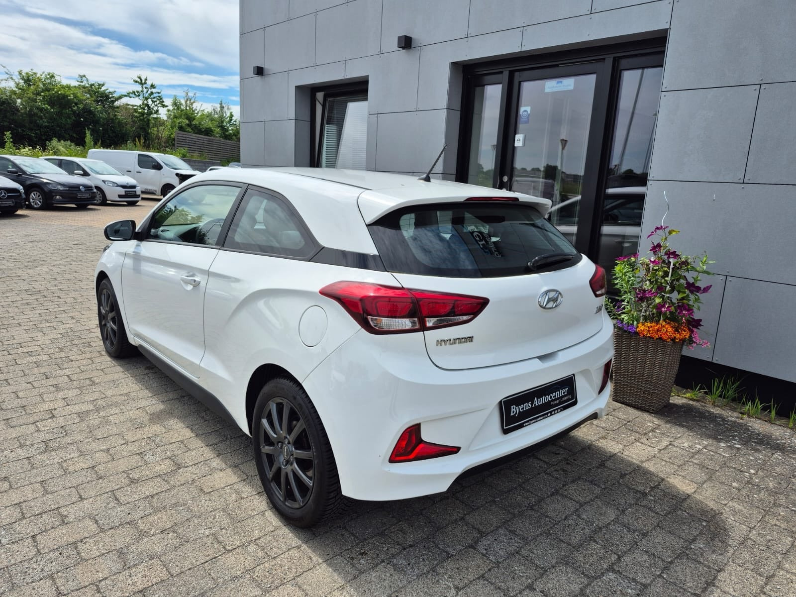 Hvid Hyundai i20 Coupé fra 2017 set udefra