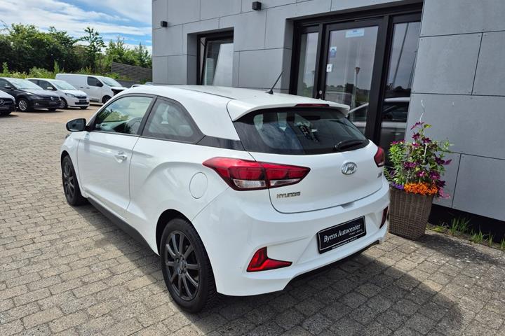 Hvid Hyundai i20 Coupé fra 2017 set udefra