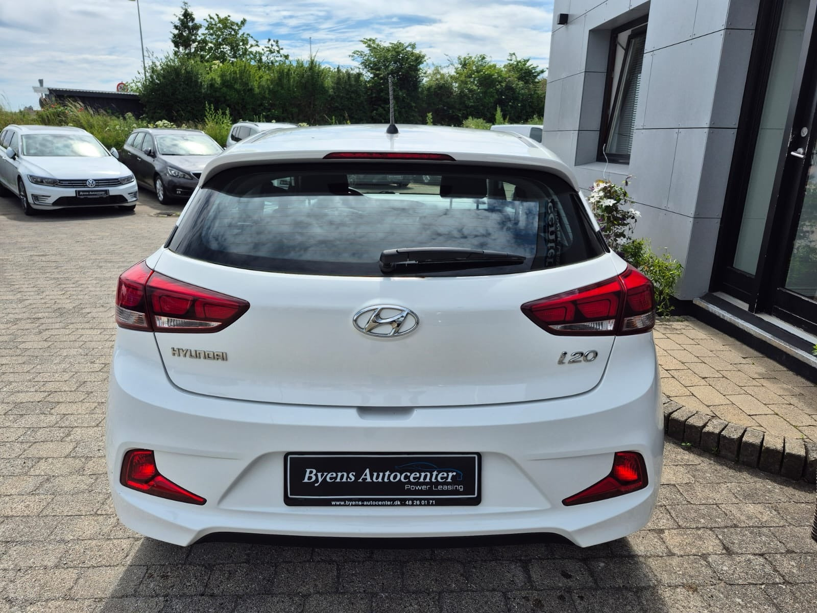 Hvid Hyundai i20 Coupé fra 2017 set udefra