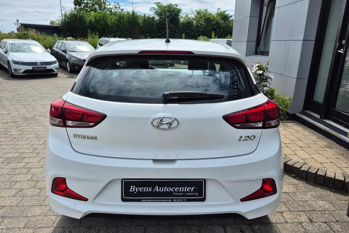 Hvid Hyundai i20 Coupé fra 2017 set udefra