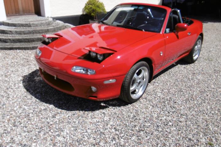 Rød Mazda MX-5 fra 1994 set udefra