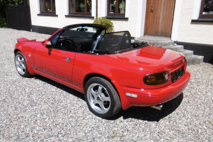 Rød Mazda MX-5 fra 1994