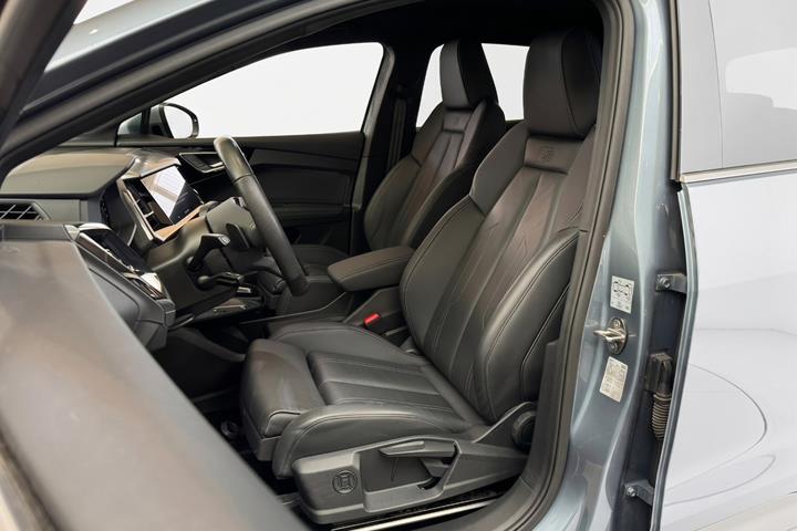 Blå Audi Q4 e-tron fra 2023