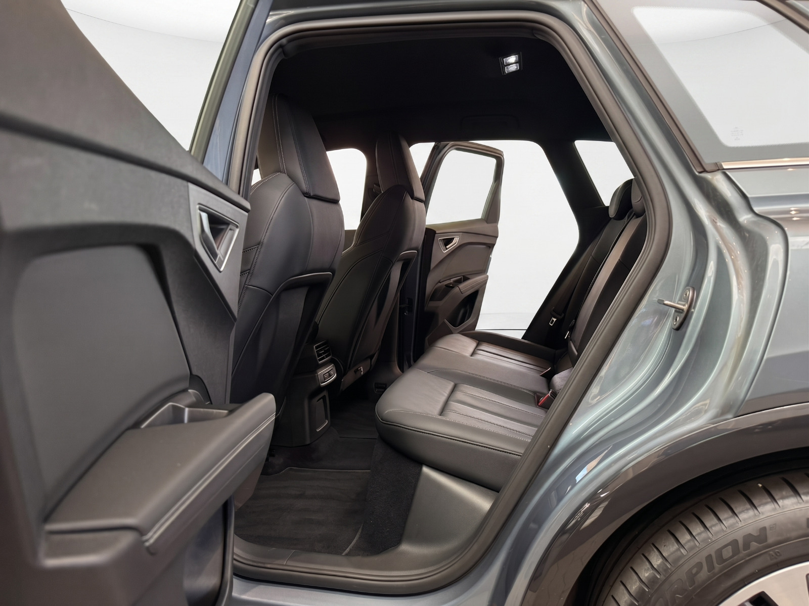 Blå Audi Q4 e-tron fra 2023