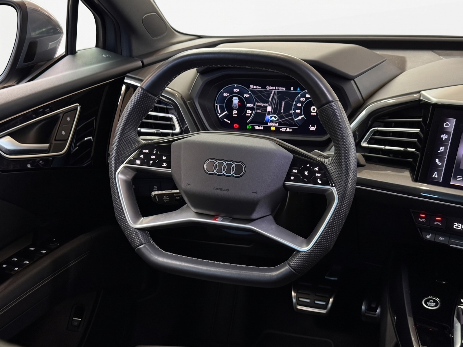 Blå Audi Q4 e-tron fra 2023