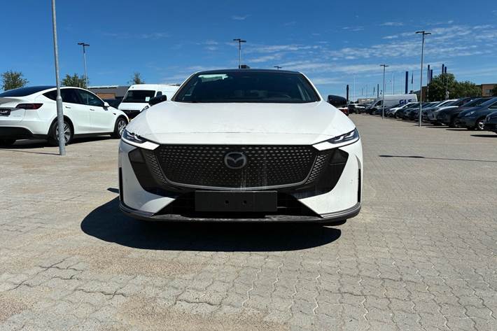 Hvid Mazda 6e fra 2026