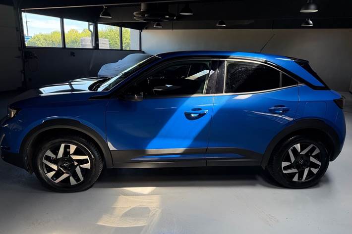 Blå Opel Mokka-e fra 2022