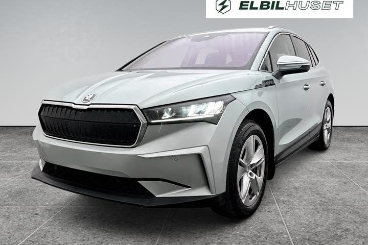 Grøn Skoda Enyaq fra 2025 set udefra