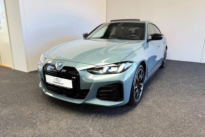 Grøn BMW i4 fra 2025 set udefra