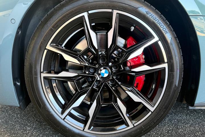 Grøn BMW i4 fra 2025