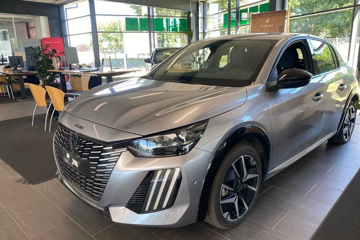 Grå Peugeot e-208 fra 2025