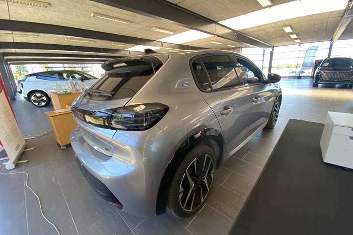 Grå Peugeot e-208 fra 2025