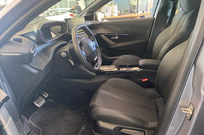 Grå Peugeot e-208 fra 2025