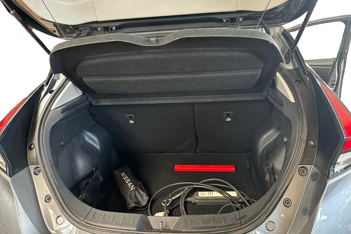 Grå Nissan Leaf fra 2021