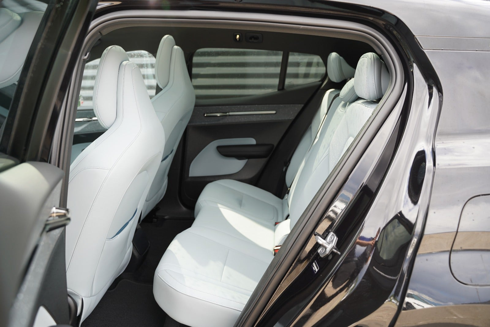 Sort Volvo EX30 fra 2024