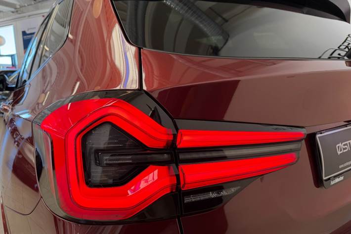 Grå BMW iX3 fra 2025