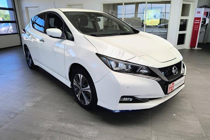 Hvid Nissan Leaf fra 2021 set udefra