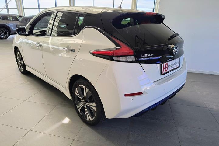 Hvid Nissan Leaf fra 2021