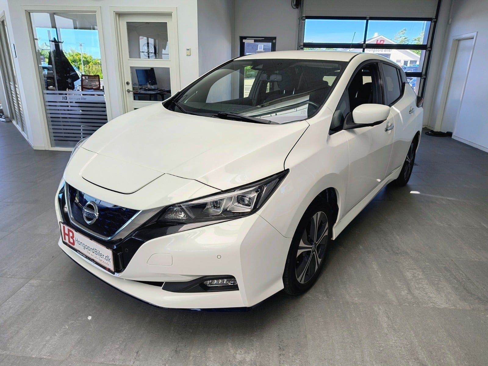 Hvid Nissan Leaf fra 2021