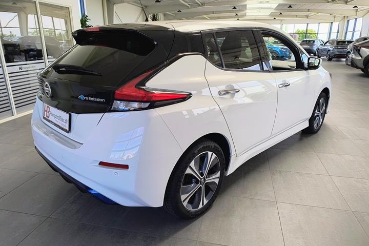 Hvid Nissan Leaf fra 2021