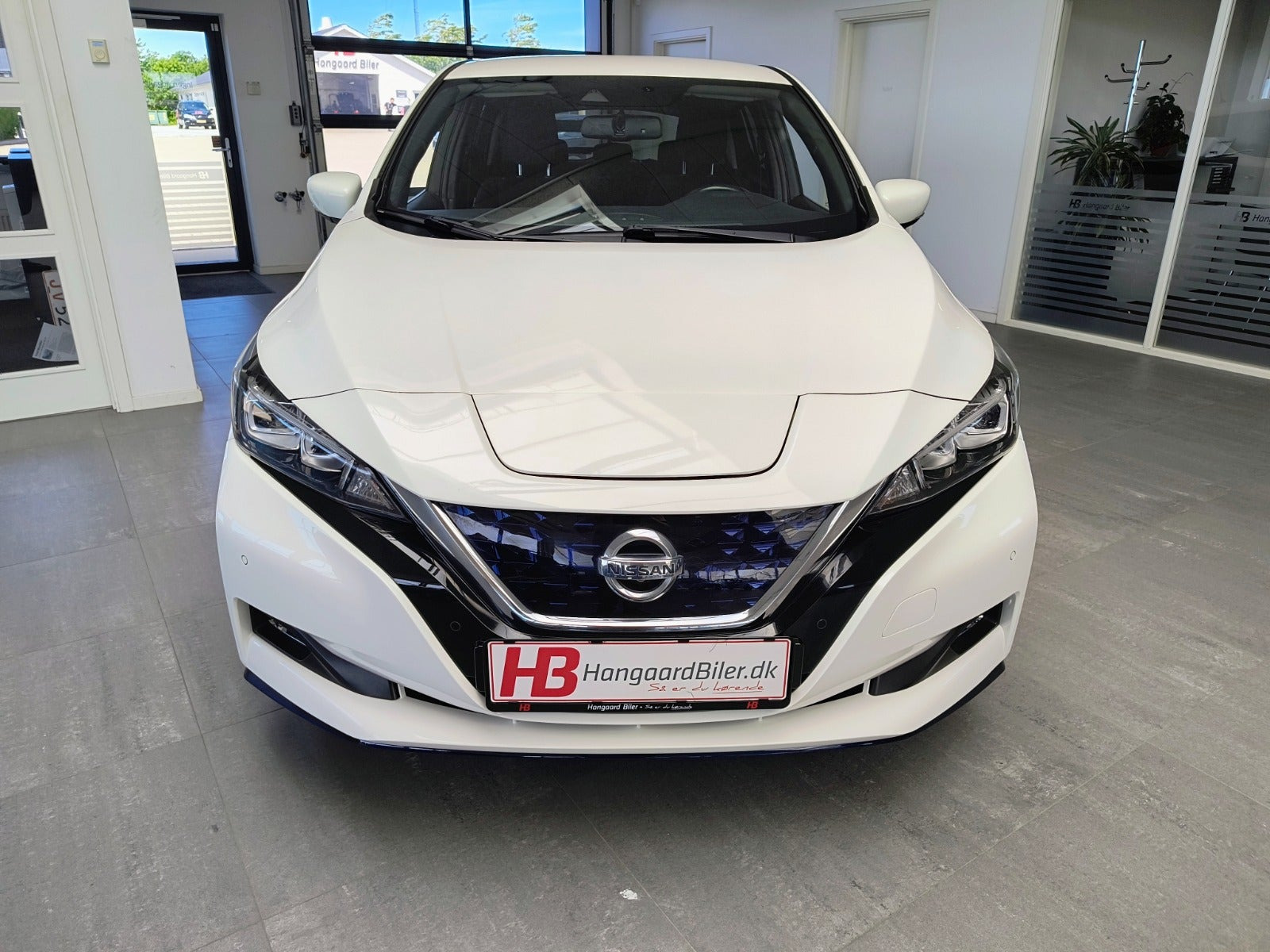 Hvid Nissan Leaf fra 2021