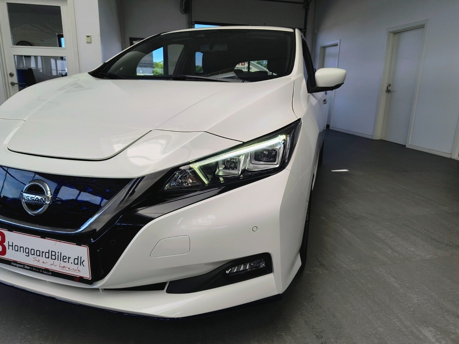 Hvid Nissan Leaf fra 2021