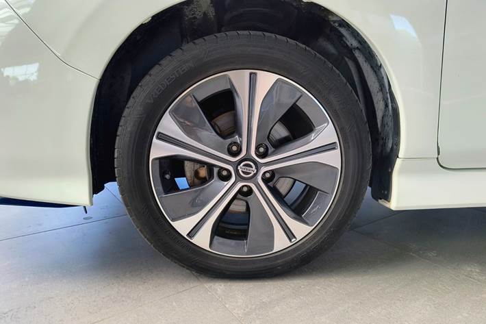 Hvid Nissan Leaf fra 2021