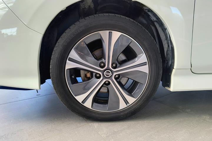 Hvid Nissan Leaf fra 2021
