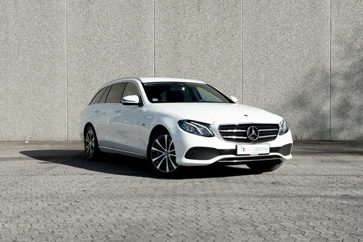 Hvid Mercedes E220 d fra 2016 set udefra