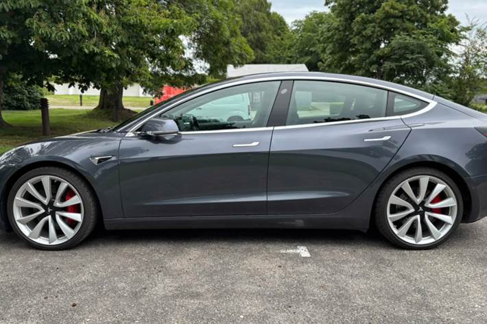 Grå Tesla Model 3 fra 2019