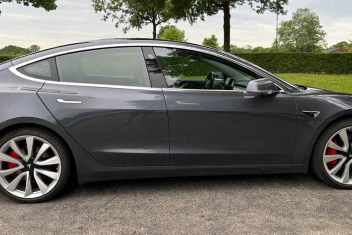 Grå Tesla Model 3 fra 2019