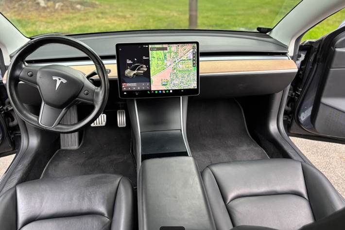 Grå Tesla Model 3 fra 2019