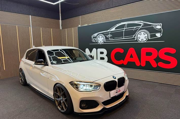 Hvid BMW 118d fra 2018 set udefra