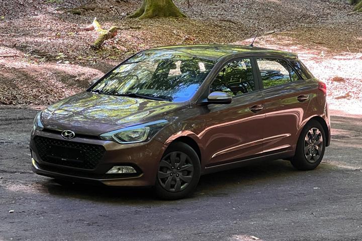 Bronze Hyundai i20 fra 2017 set udefra