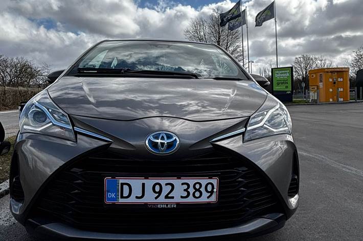 Grå Toyota Yaris fra 2018