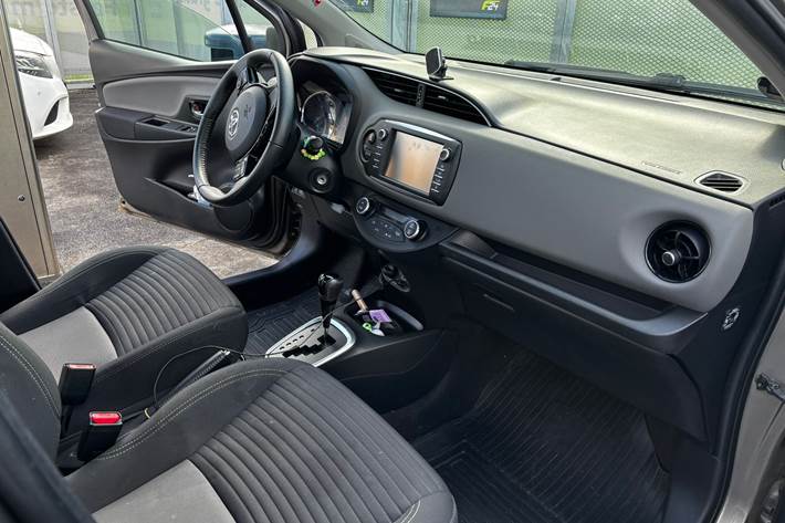 Grå Toyota Yaris fra 2018
