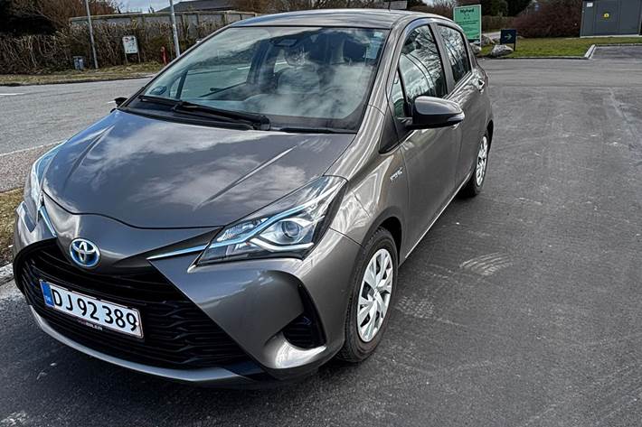 Grå Toyota Yaris fra 2018