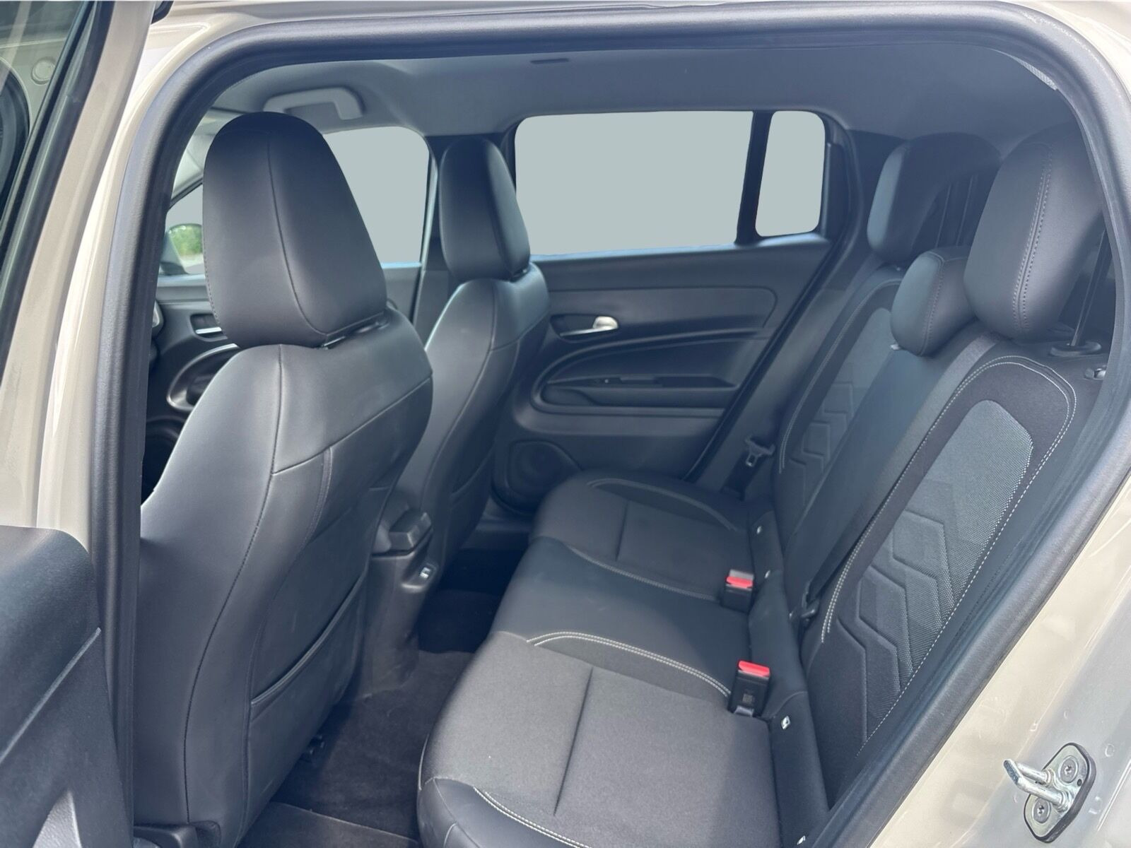 Beige Jeep Avenger fra 2025