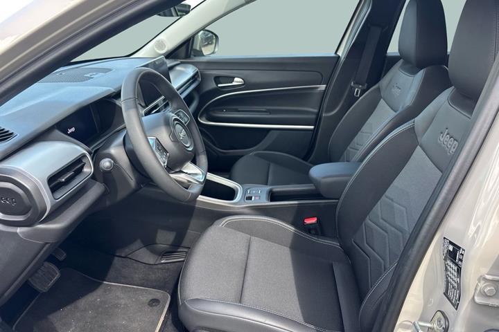Beige Jeep Avenger fra 2025