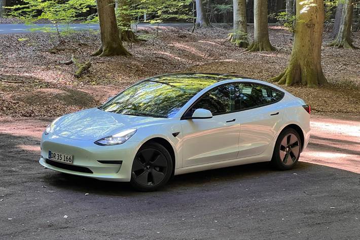 Hvid Tesla Model 3 fra 2023