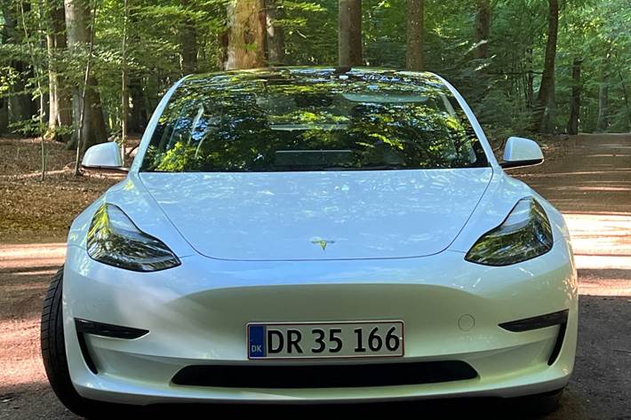 Hvid Tesla Model 3 fra 2023