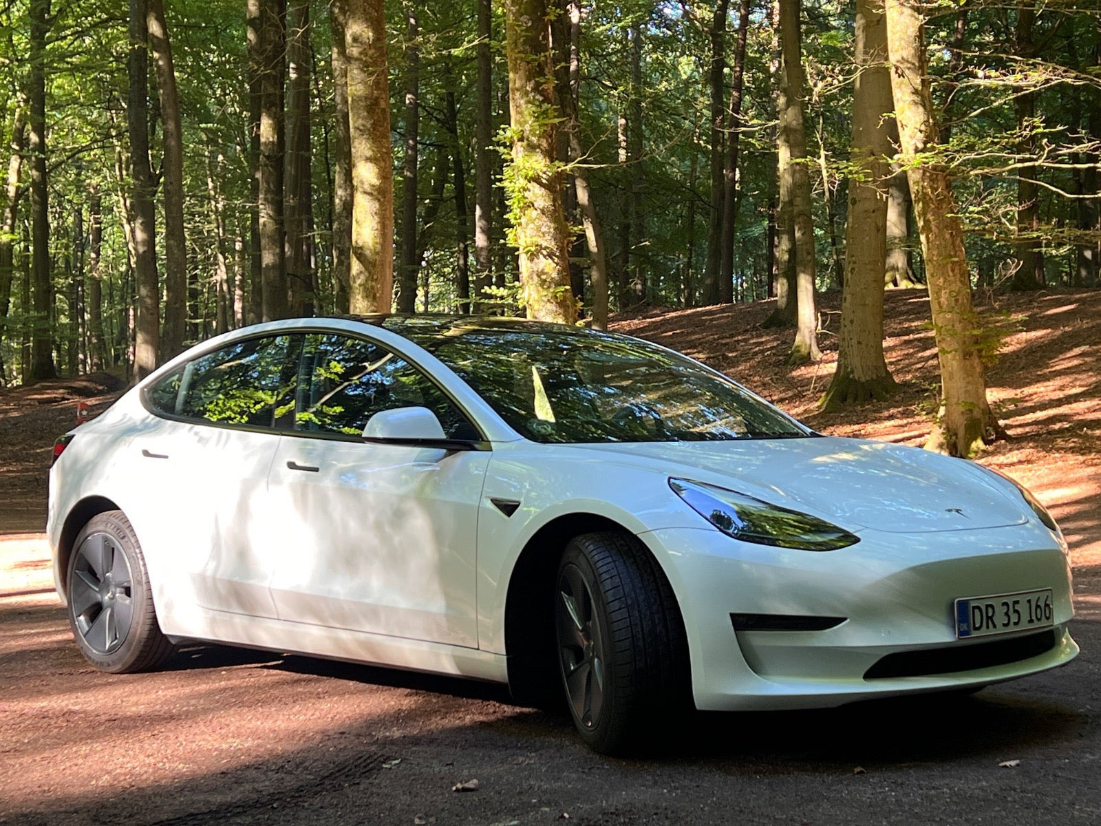 Hvid Tesla Model 3 fra 2023