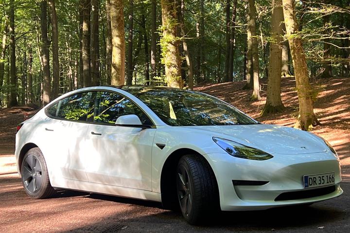 Hvid Tesla Model 3 fra 2023