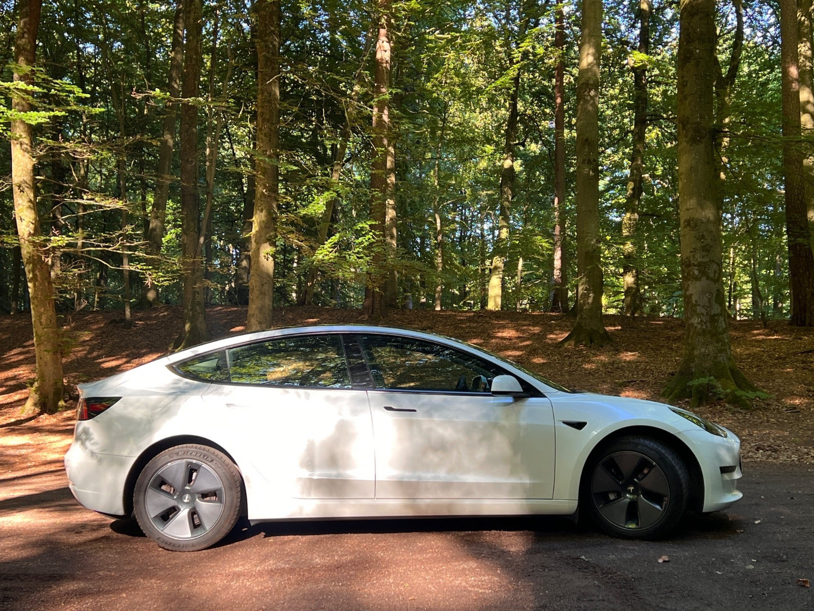 Hvid Tesla Model 3 fra 2023
