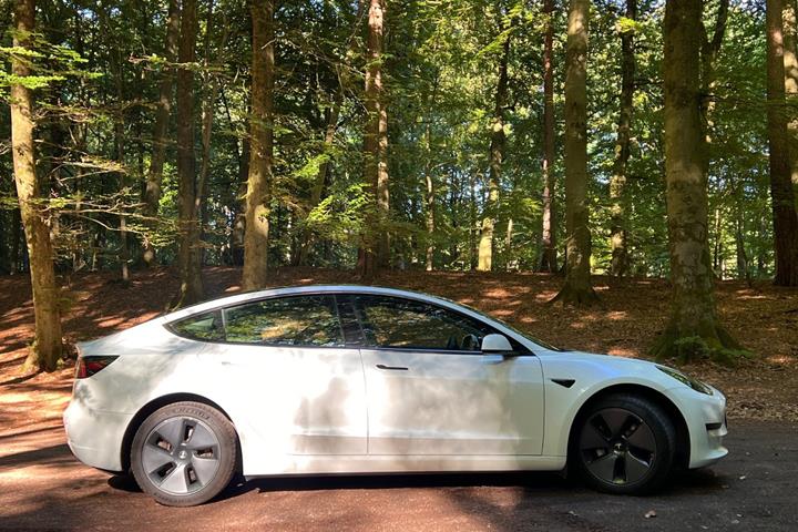 Hvid Tesla Model 3 fra 2023