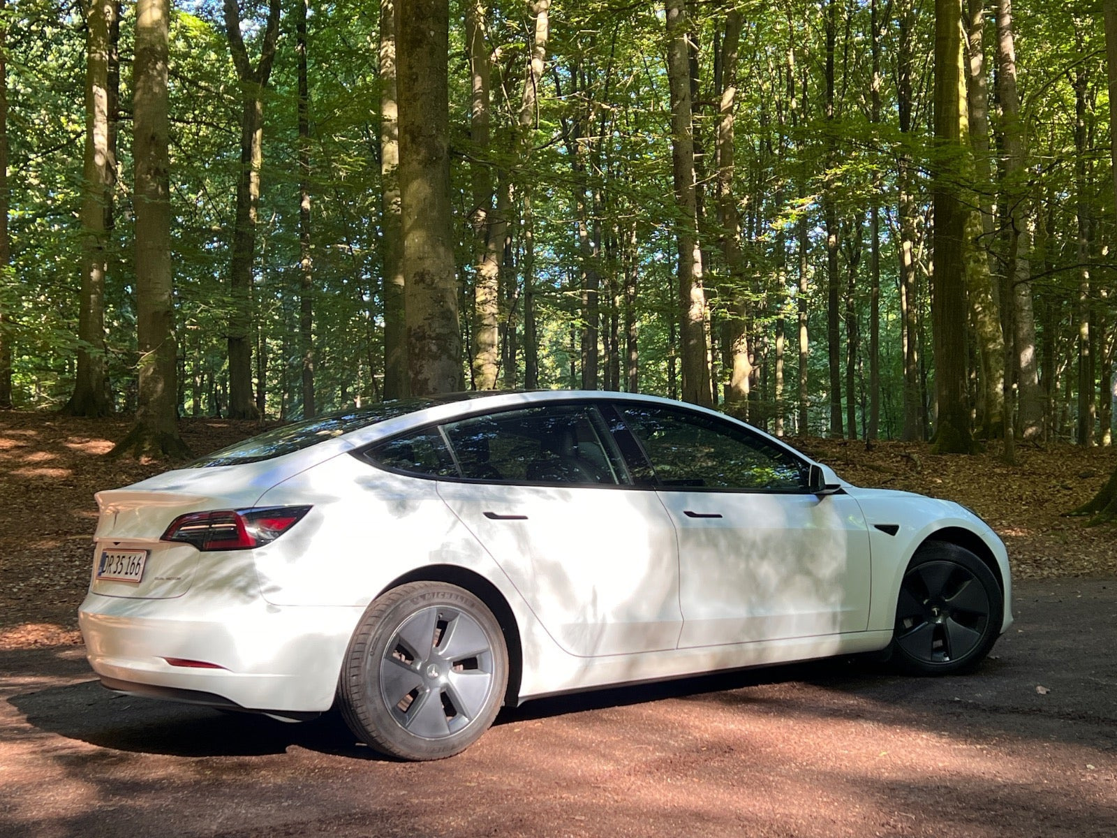 Hvid Tesla Model 3 fra 2023