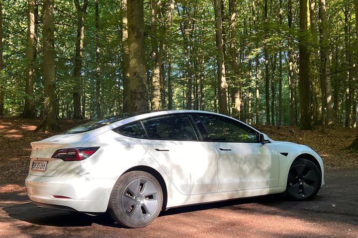 Hvid Tesla Model 3 fra 2023